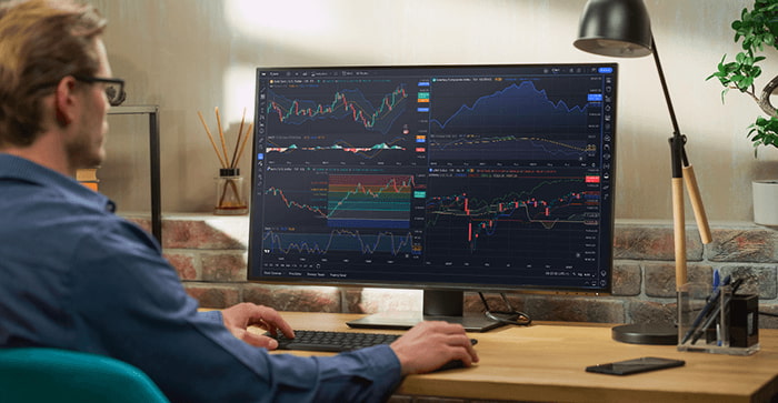 Man with glasses tradingview charts on monitor