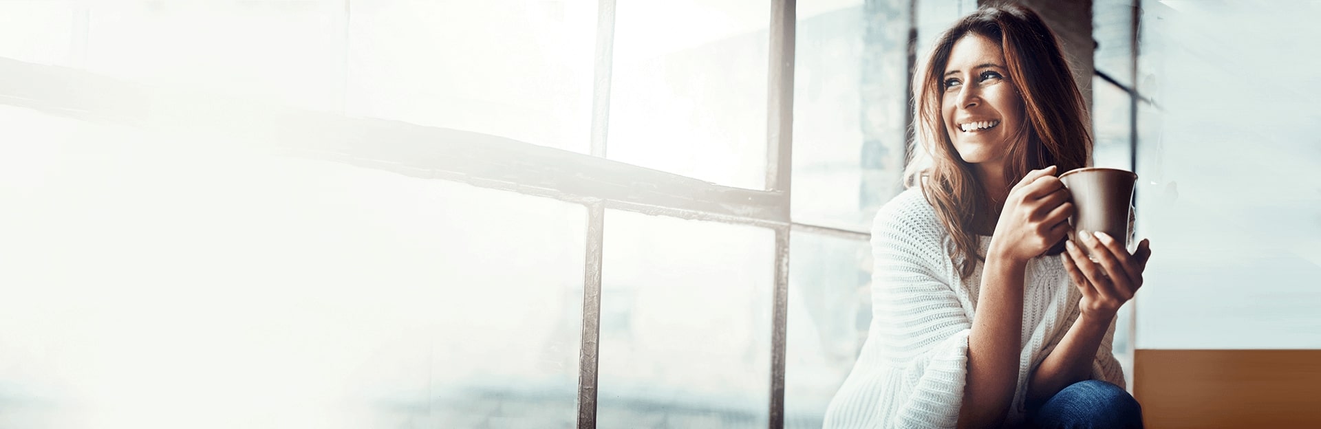 Femme buvant un café